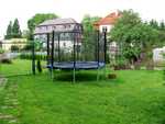 Trampolína, vlevo zadní brána do zahrady