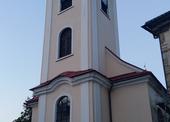 kostel Všech svatých s otevřenými dveřmi...