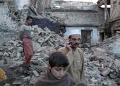 Zbořený dům ve městě Mingora v Pákistánu (foto: Reuters).